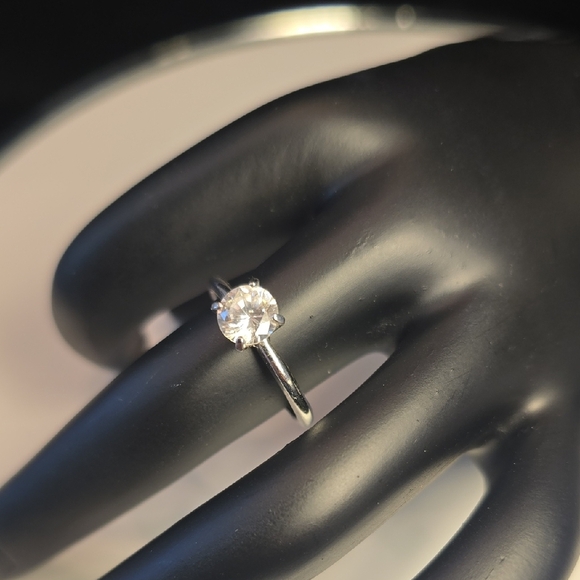 Elegant Silver Ring with Clear Gemstone - Picture 1 of 4